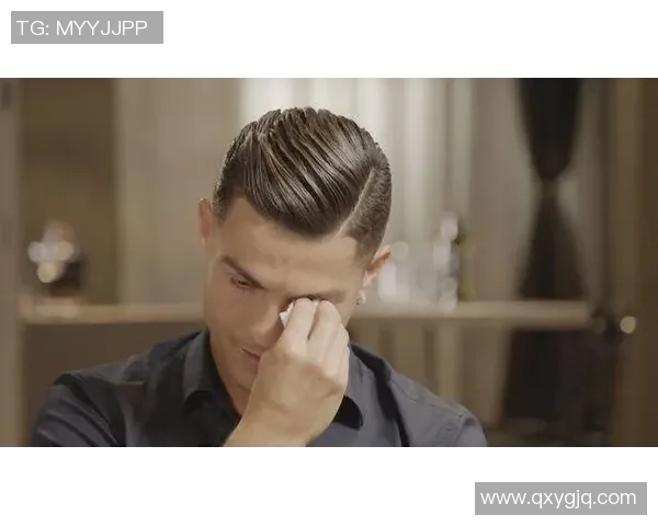 足球明星背头造型高清图片欣赏展现运动魅力与个性风采